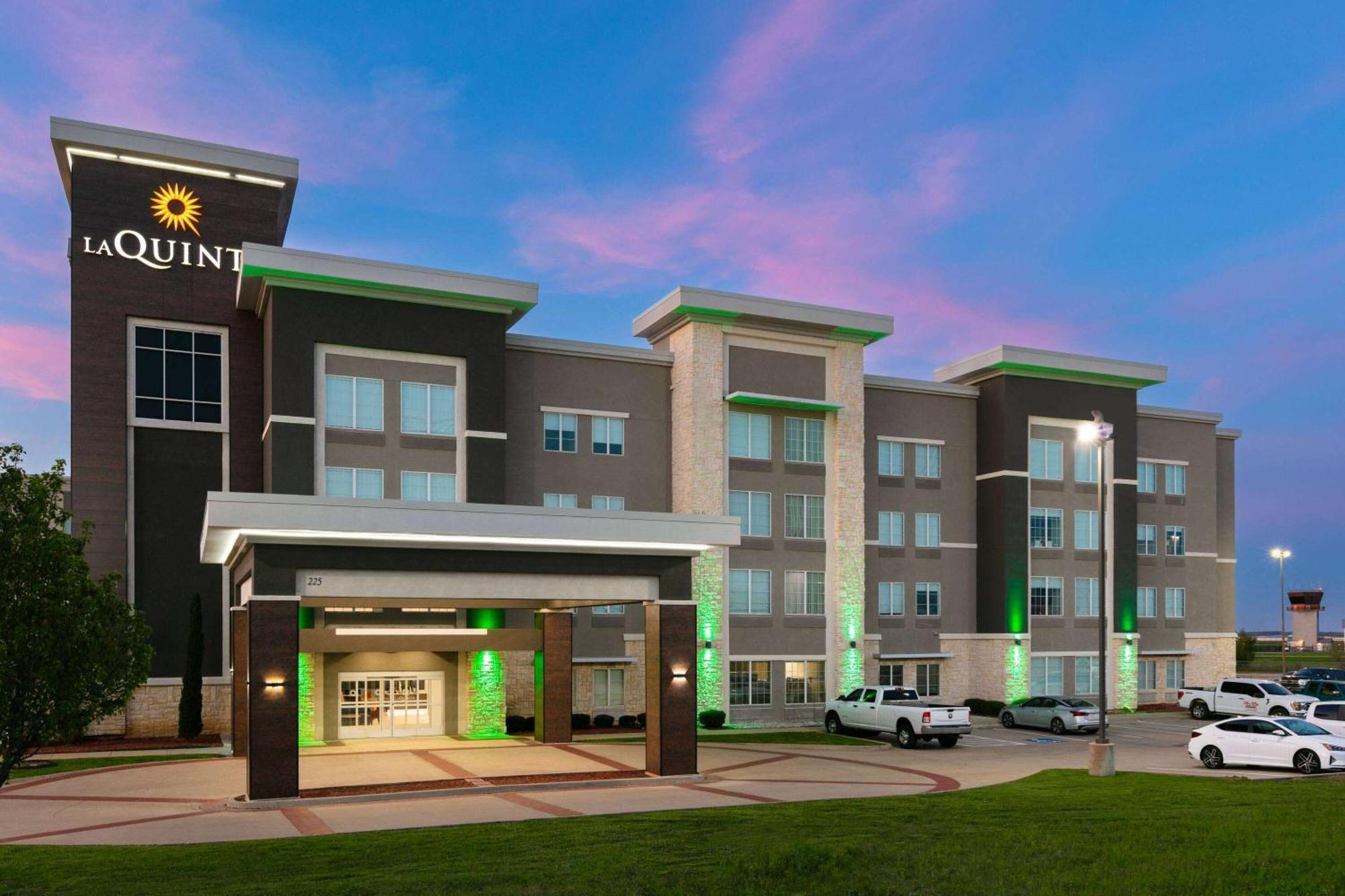 La Quinta Inn & Suites By Wyndham Ft Worth-Бърлисън Екстериор снимка