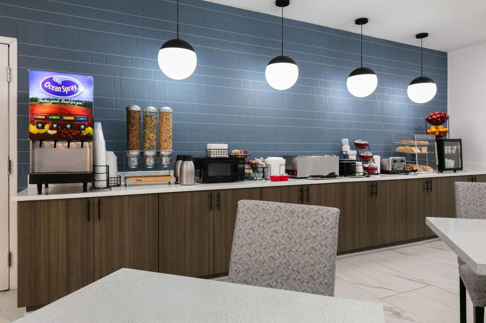 La Quinta Inn & Suites By Wyndham Ft Worth-Бърлисън Екстериор снимка